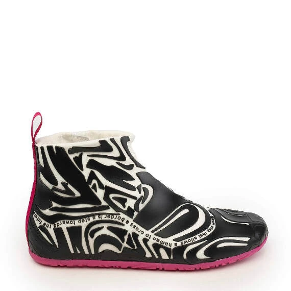 Women’s black Map mid-top shoes with fuchsia sole